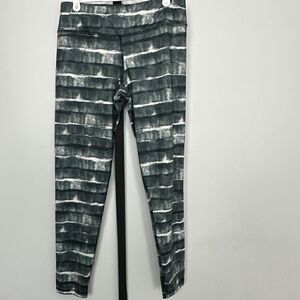 𝅺euc Adidas Grey/White/Black striped leggings, Size M